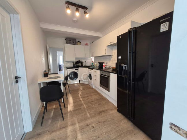 Studio flat in Hendon with separate bedroom. Main Photo