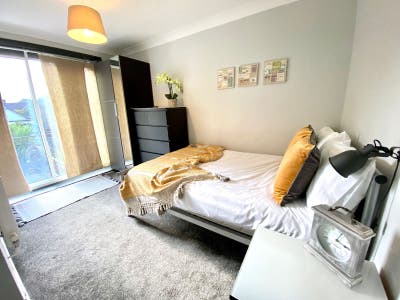 2 x Lovely double Room - Ardingly Close/Ifield Main Photo