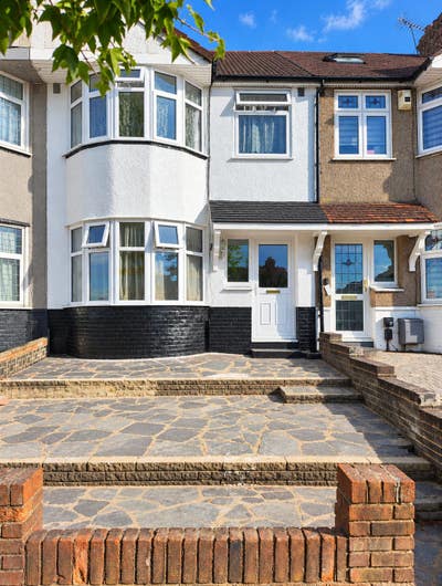 Newly Decorated 4-Bed Home – Chingford E4 Main Photo