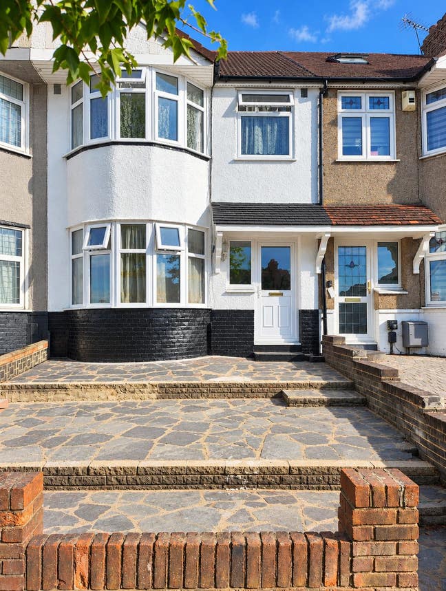 Newly Decorated 4-Bed Home – Chingford E4 Main Photo