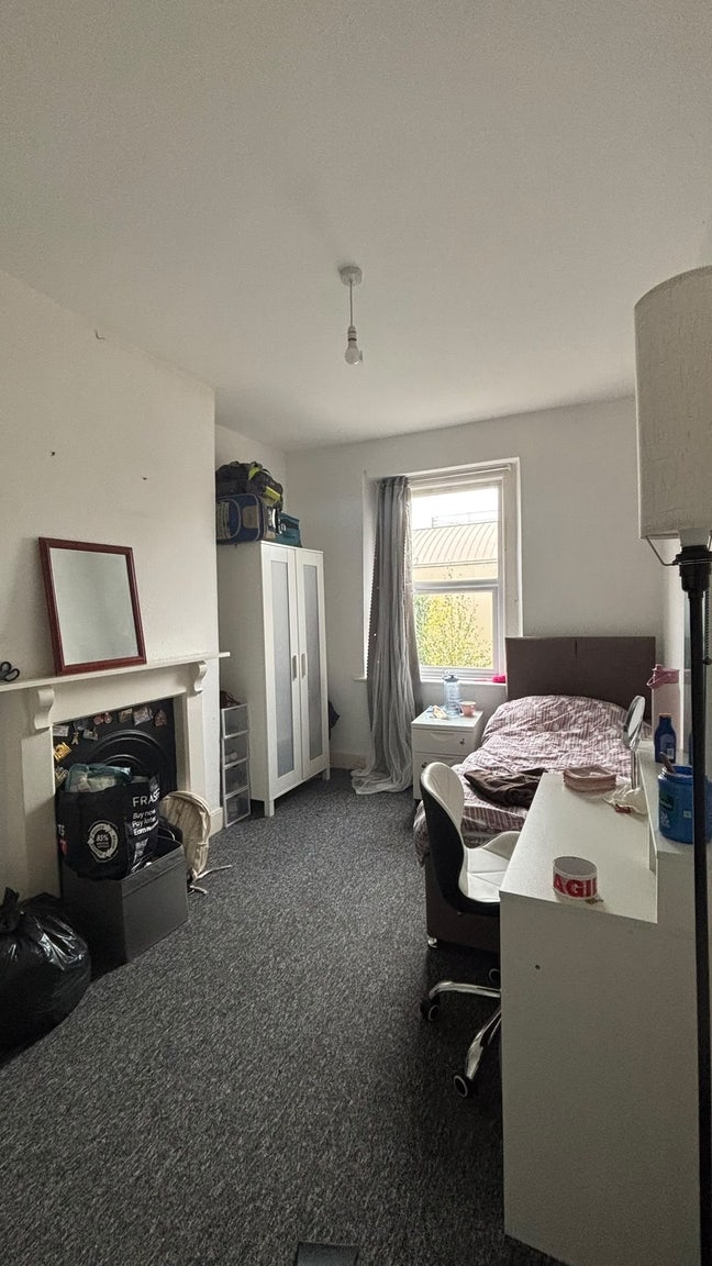 Large fully furnished room with ample storage Main Photo