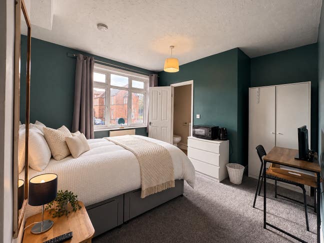 Rooms Opposite Queens Hospital - Must View Main Photo