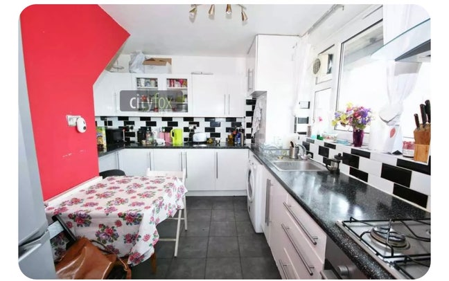 Cute room available in 3 bed next to brick lane Main Photo
