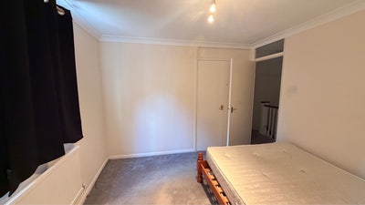 A furnished double bedroom in a 3bedroom house Main Photo