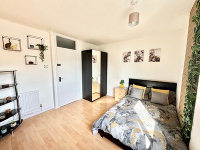 2 Large Dbl Rooms,  2 Baths Cleaner All Bills Inc Main Photo