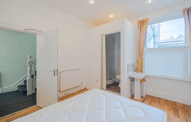 Room to LET in professional house  Main Photo