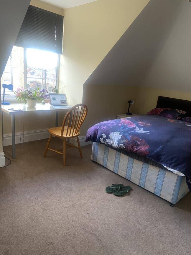 Immaculate studio W3 - Great location  Main Photo