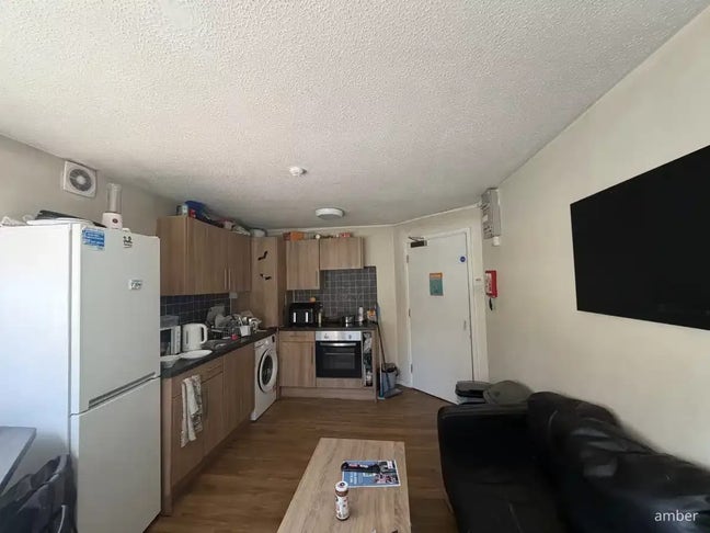 A comfortable spare room available in a 1-bedroom Main Photo