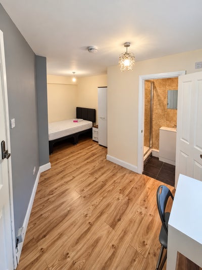 Furnished Double Room with Bills included Main Photo