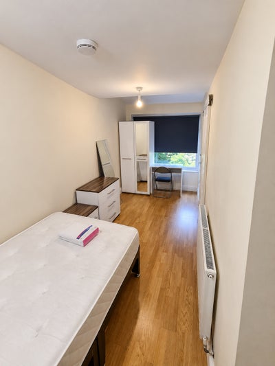 Furnished Double Room with Bills included Main Photo