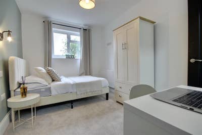 Furnished double ensuite room.  Main Photo