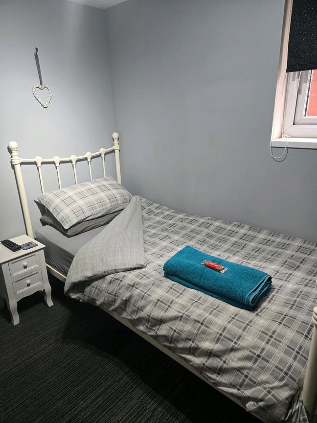 Single En-Suite Room Available in Family Home Main Photo