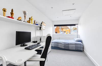 Large double room to let Main Photo
