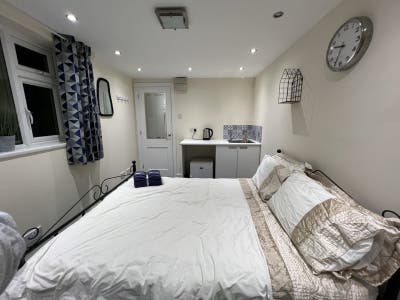Self Contained room - single occupancy - Own Door Main Photo