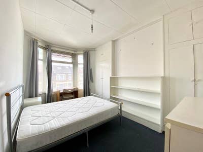  Room available,female houseshare, E11 Main Photo