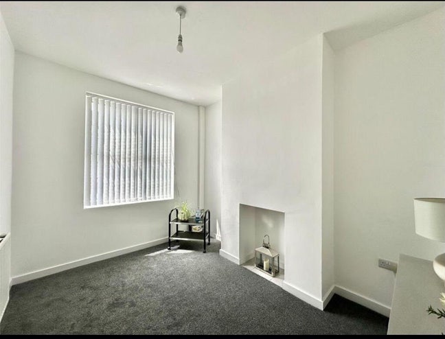 Furnished Double Available - &pound;400 including bills  Main Photo