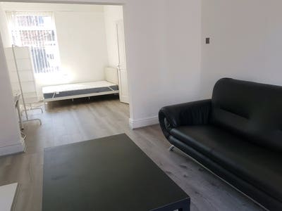 Low Deposit Option!-Double Lounge Room in L4! Main Photo