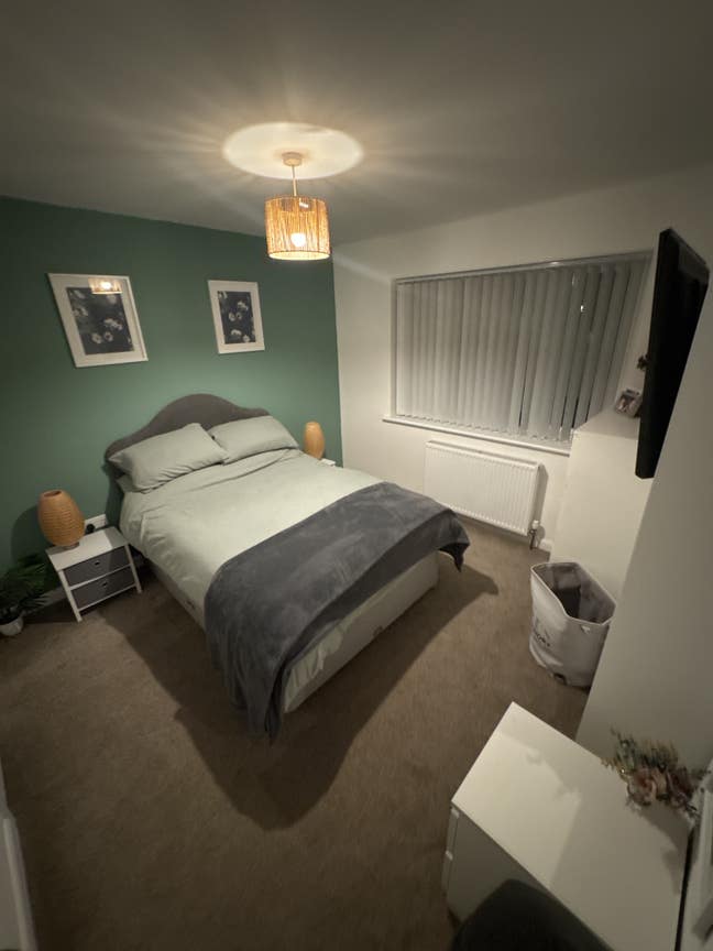 Bedroom for rent in a family home  Main Photo