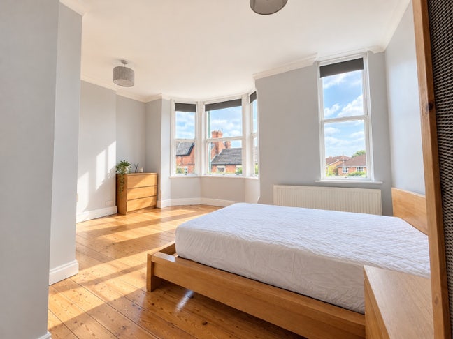 En-Suite, Large Furnished Room! ALL Bills Included Main Photo