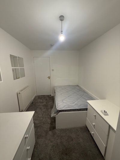 Modern Room in Newly Renovated House – Headingley Main Photo