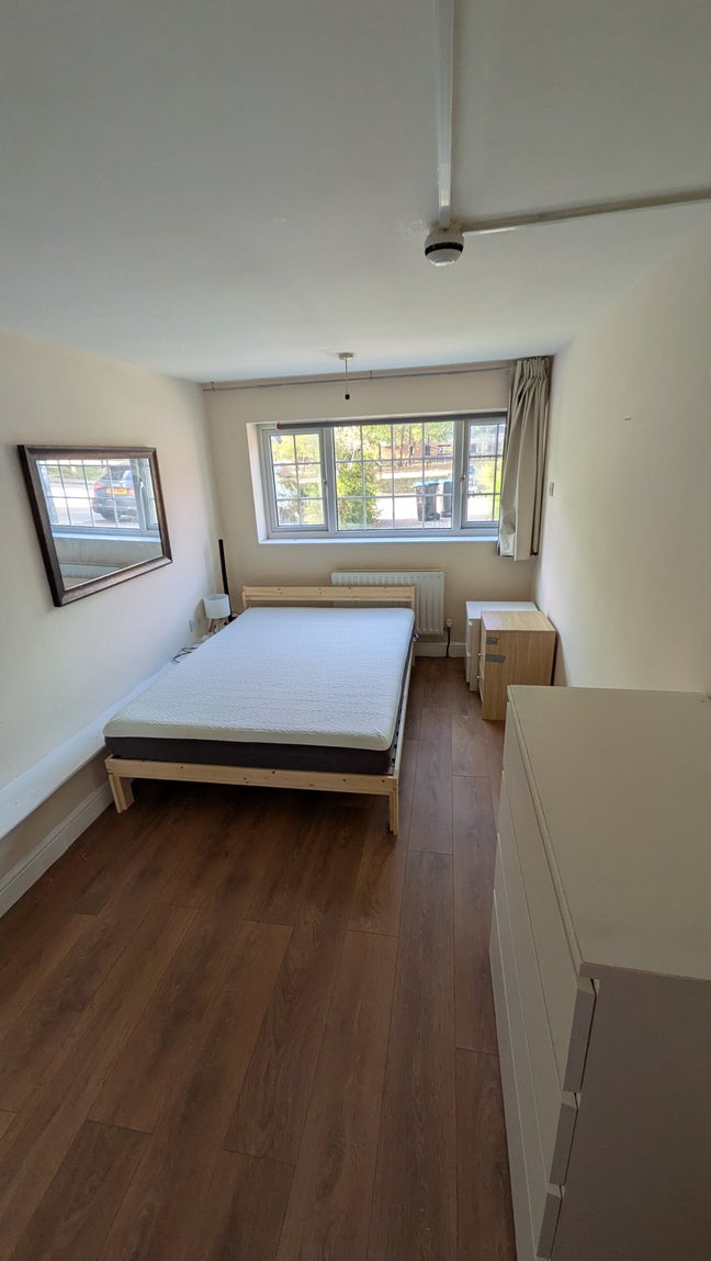Large ground floor double room with shower Main Photo
