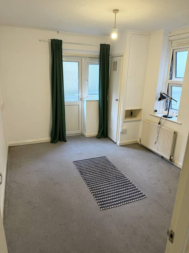 Single unfurnished Room Main Photo