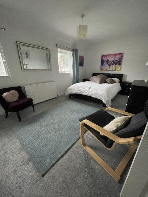 Large, light furnished king size room  Main Photo