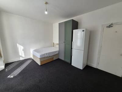 Large Double Room Minutes from Enfield High Street Main Photo