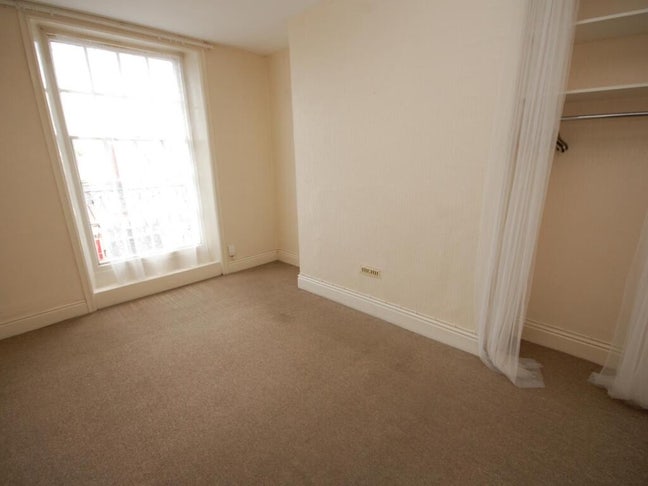 Bright, Quiet Master Bedroom – Bills Included Main Photo