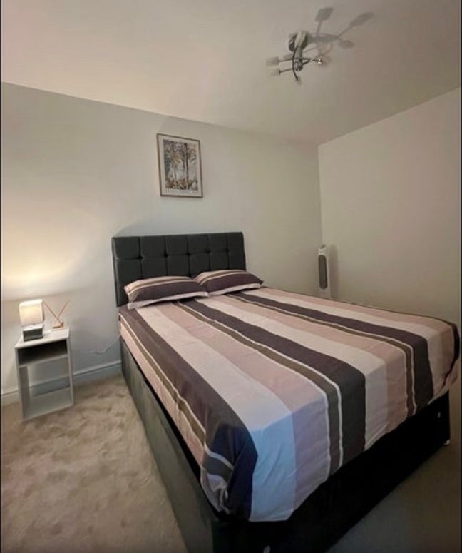 Furnished Double Bed Room | LU2 | Bills Included Main Photo