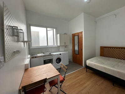 Self-contained studio flat to let in London N1. Main Photo