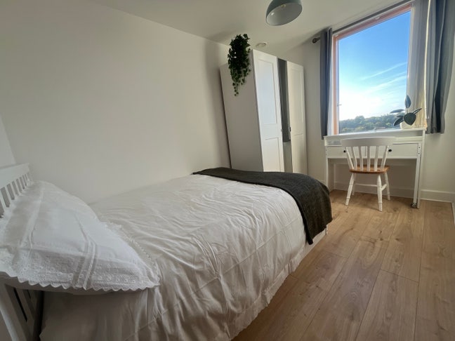 Bright Double Room | Mon–Fri | 7min Lewisham DLR Main Photo