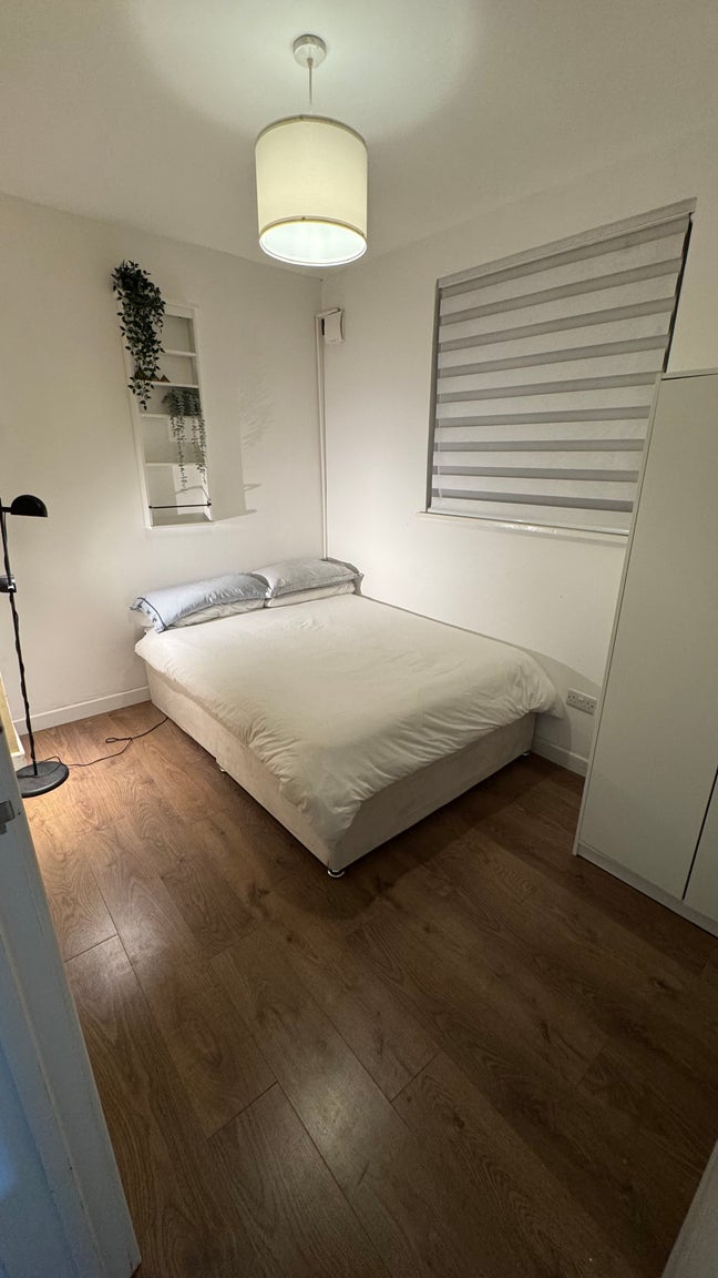 ** Double room to rent in lovely SW17 flatshare ** Main Photo