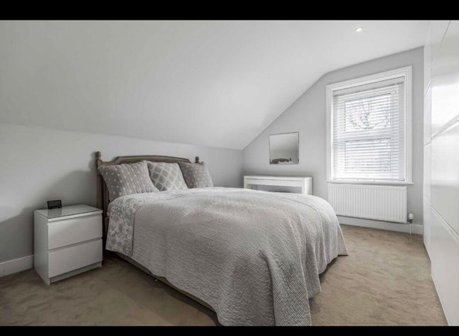 Spacious Top-Floor Room in Ealing Broadway Main Photo