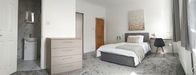 Ensuite | Cleaner | Parking | Peaceful house  Main Photo