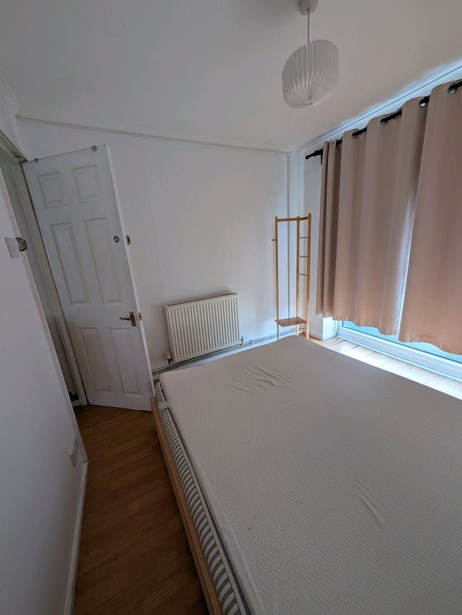 Bright south facing room available in a tidy, frie Main Photo
