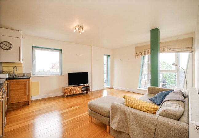 Cozy room in 2 bed flat (SW4)  Main Photo