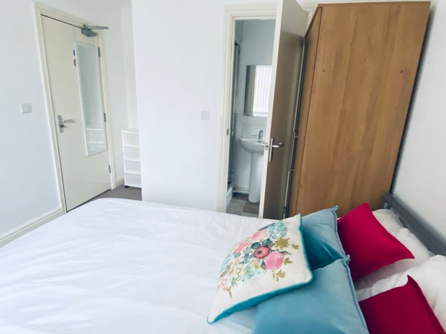 Great ensuite room walking distance to Ikea/Amazon Main Photo