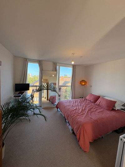 Big top floor bedroom with Ensuite Main Photo