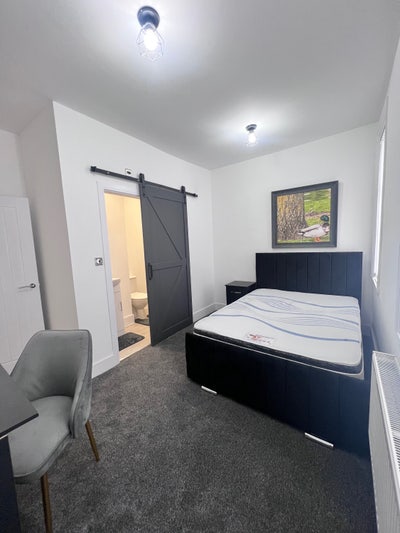 Large Ensuite Room Main Photo