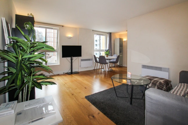 Spacious En-Suite Double Room in Modern 2-Bed Flat Main Photo