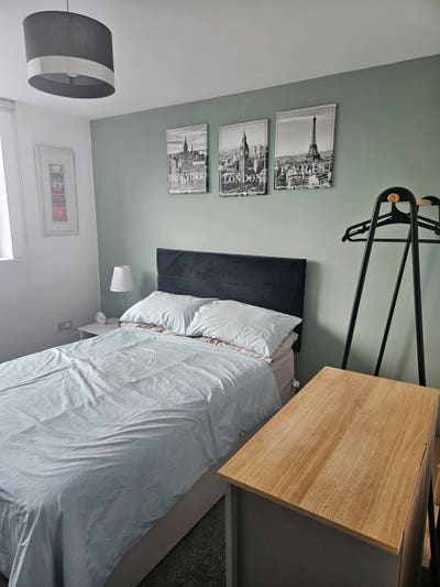 Double room in thriving West Ealing area Main Photo
