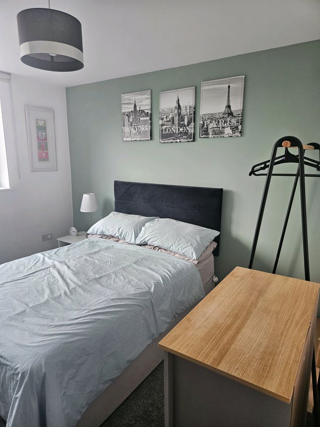 Double room in thriving West Ealing area Main Photo