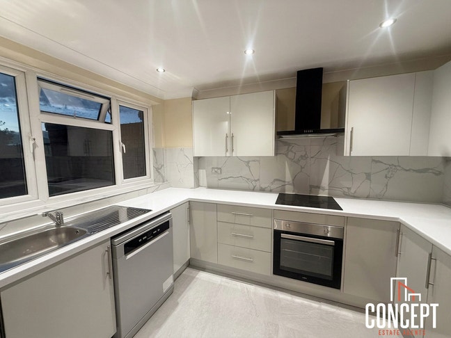 3 Bed Duplex on Hetherington Road, Shepperton,TW17 Main Photo