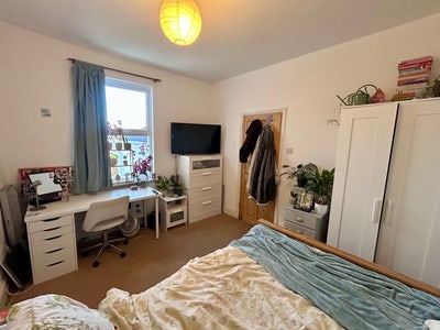 Lovely double bedroom Main Photo