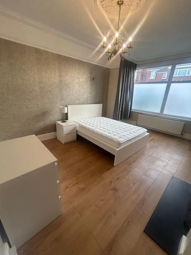Large Room close to seafront  *Bills included* Main Photo