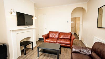 3 Bedroom House - 1 Room Rent // 99 Leopold St Main Photo