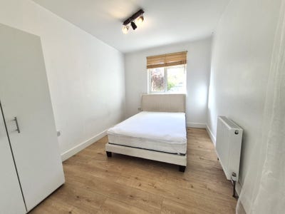 Studio flat in Hendon with separate bedroom. Main Photo