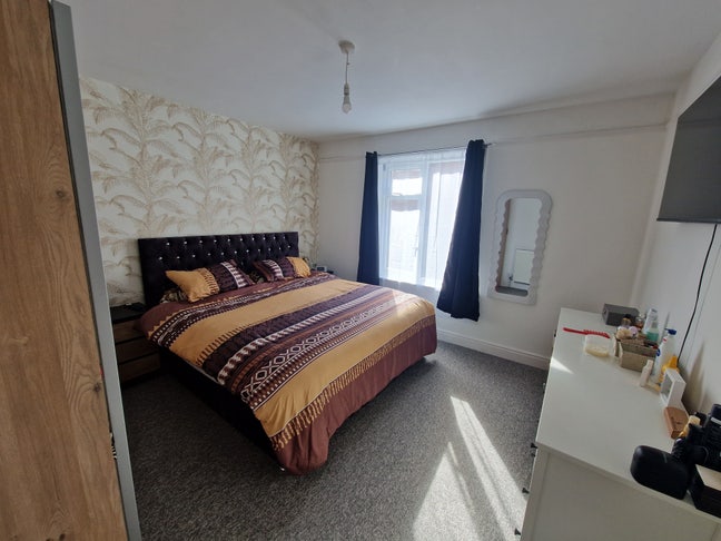 Double Room in a family home near the Dolphin cent Main Photo