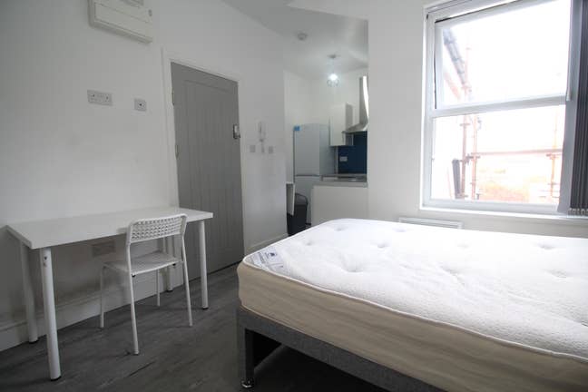 Studio to Rent - Water & Wifi Included Main Photo